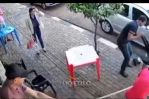 PITBULL ATACA E MATA OUTRO CACHORRO EM FRENTE A BAR E JURANDA