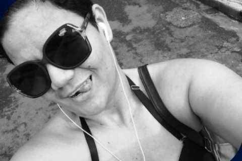 MULHER É ENCONTRADA MORTA COM DUAS FACAS CRAVADAS NO PESCOÇO
